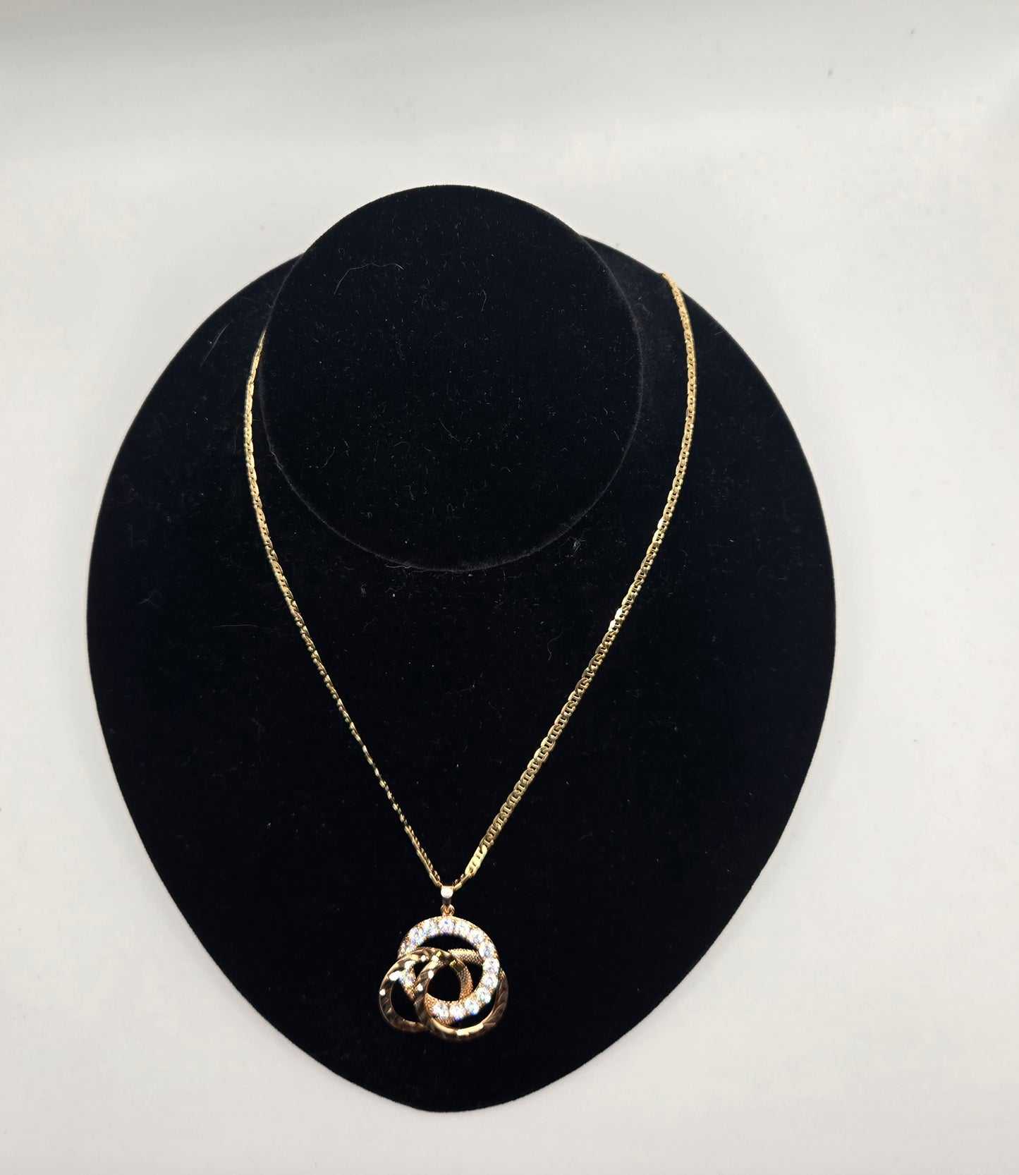 Cadena con dije de aros entrelazados