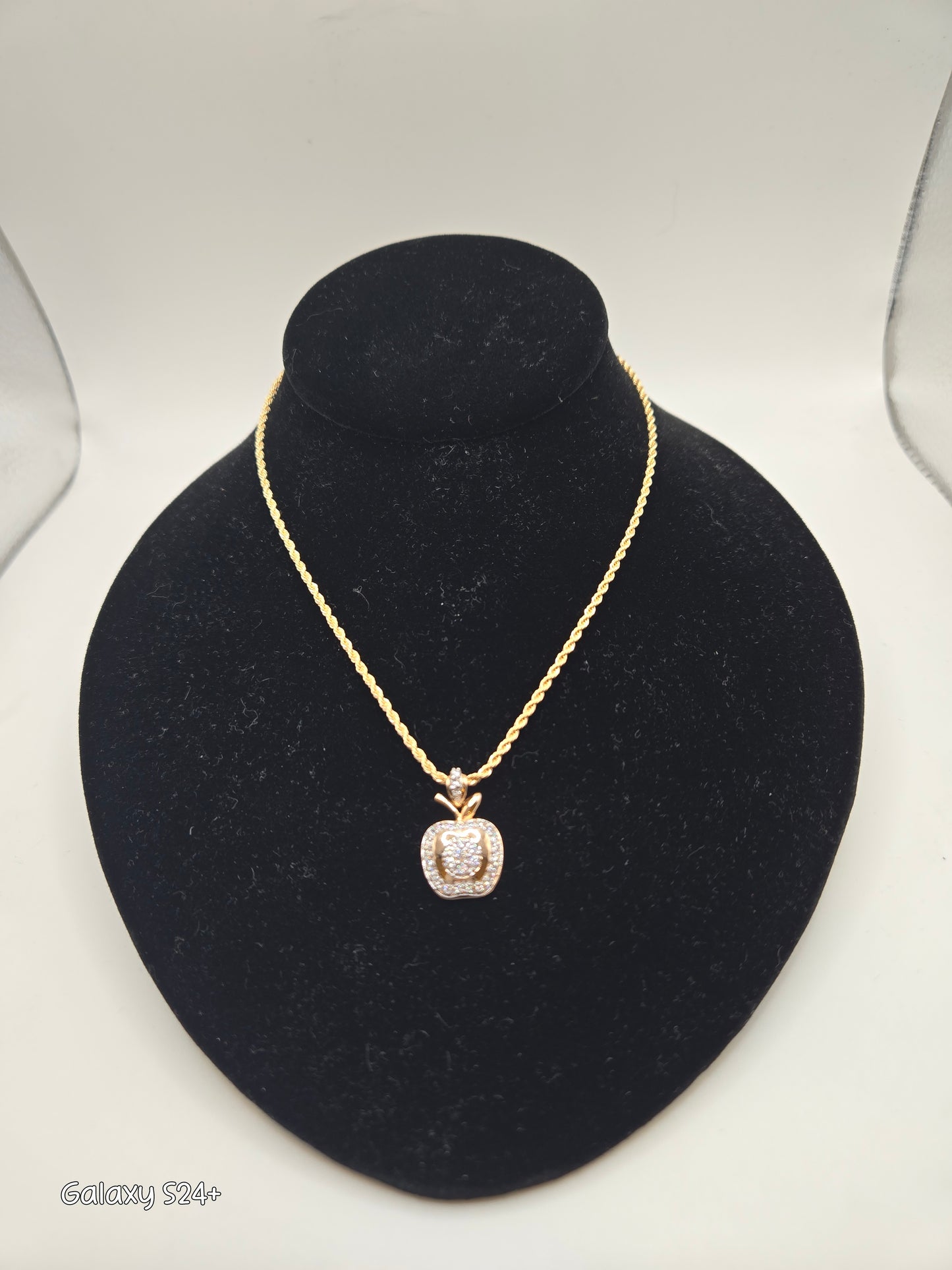Cadena con dije de manzana